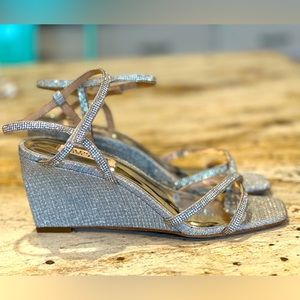Badgley Mishka Reagan Wedge Sandal in Silver size 7 new